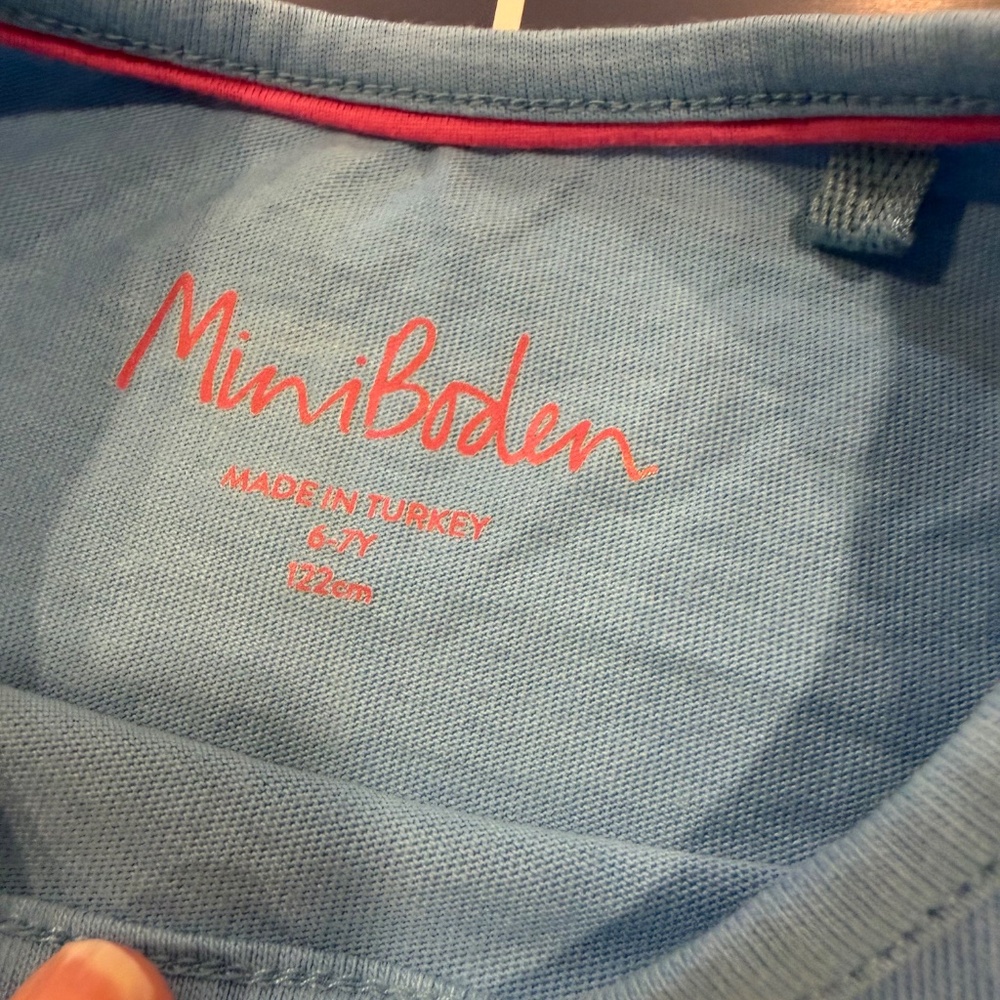 Size 6-7 Mini Boden Fun Facts Shirt in Surfboard Blue Snowflakes. - Picture 7 of 12